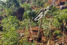 Vụ sạt lở khiến cột điện bị đổ, đường dây trung thế bị đứt. (Ảnh: CTV/TTXVN phát)