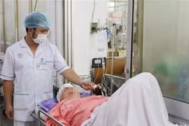 Một bệnh nhân của vụ tai nạn giao thông giữa xe khách và xe trộn bê-tông đang được các y bác sỹ Bệnh viện Chợ Rẫy theo dõi, điều trị. (Ảnh: TTXVN phát)