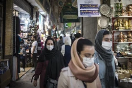 Người dân đeo khẩu trang nhằm ngăn chặn sự lây lan của dịch COVID-19 tại Tehran, Iran ngày 24/4/2020. (Ảnh: THX/TTXVN)