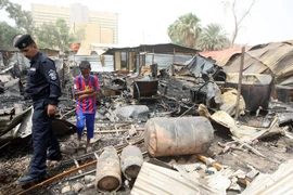 Hiện trường đổ nát sau một vụ tấn công bằng rocket ở Baghdad, Iraq. (Ảnh: AFP/TTXVN)