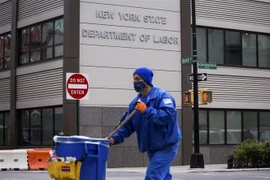 Công nhân dọn vệ sinh bên ngoài Văn phòng Sở Lao động thành phố New York (Mỹ) ngày 8/5/2020. (Ảnh: THX/TTXVN)