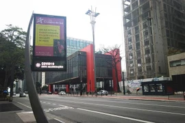 Cảnh vắng vẻ trên đường phố tại Sao Paulo, Brazil ngày 21/3/2020 trong bối cảnh dịch COVID-19 lan rộng. (Ảnh: THX/ TTXVN)