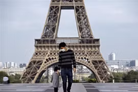 Người dân đeo khẩu trang nhằm ngăn chặn sự lây lan của dịch COVID-19 tại Paris, Pháp ngày 20/4/2020. (Ảnh: AFP/TTXVN)
