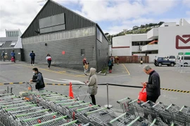 Người dân thực hiện giãn cách xã hội để phòng tránh lây nhiễm COVID-19 khi xếp hàng vào siêu thị tại Wellington, New Zealand ngày 11/4/2020. (Ảnh: THX/ TTXVN)