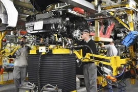 Công nhân làm việc tại nhà máy của Nissan ở Sunderland, miền bắc nước Anh, ngày 10/10/2019. (Ảnh: Kyodo/ TTXVN)