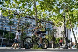  Người dân đi dạo và tập thể dục tại đại lộ Diagonal ở Barcelona, Tây Ban Nha khi lệnh phong tỏa được nới lỏng, ngày 2/5/2020. (Ảnh: THX/TTXVN)