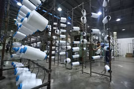 Công nhân làm việc tại nhà máy sợi Huế thuộc Công ty Cổ phần Dệt may Huế (Thừa Thiên-Huế). (Ảnh: TTXVN)