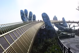 Cầu Vàng trong khu du lịch Bà Nà Hills (Đà Nẵng). (Ảnh: Trần Lê Lâm/TTXVN)