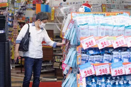 Người dân mua khẩu trang tại một cửa hàng ở Tokyo, Nhật Bản ngày 14/5/2020. (Ảnh: THX/TTXVN)