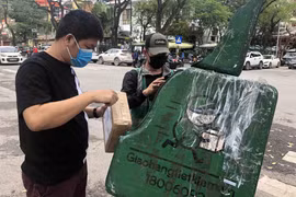 Giao nhận hàng hóa được mua sắm trực tuyến. (Ảnh: Trần Việt/TTXVN)