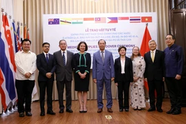 Thứ trưởng Bộ Ngoại giao Nguyễn Quốc Dũng chụp ảnh với đại diện các nước tại buổi lễ trao tặng hỗ trợ vật tư y tế phòng, chống COVID-19. (Ảnh: Văn Điệp/TTXVN)