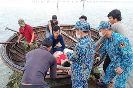 Quân y đảo Tiên Nữ tiếp nhận bệnh nhân Phạm Văn Trinh khi được đưa vào đảo. (Ảnh: TTXVN phát)