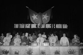 Chủ tịch Hồ Chí Minh dự Kỷ niệm Ngày Quốc tế Lao động 1/5/1955. Ảnh: TTXVN