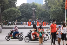 Khu vực hồ Hoàn Kiếm lượng khách du lịch và người dân tăng cao dịp nghỉ lễ 30/4 và 1/5. (Ảnh: Thành Đạt/TTXVN)