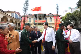 Chủ tịch Ủy ban Trung ương MTTQ Việt Nam Trần Thanh Mẫn với các đại biểu. (Ảnh: Dương Giang/TTXVN)