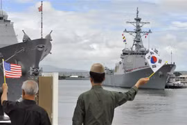 Tàu của hải quân Mỹ và Hàn Quốc tham gia cuộc tập trận Vành đai Thái Bình Dương (RIMPAC) ngày 7/7/2014. (Ảnh: AFP/TTXVN)