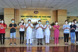 Các bác sỹ chúc mừng bệnh nhân được công bố khỏi bệnh ngày 14/5. (Ảnh: Danh Lam/TTXVN)