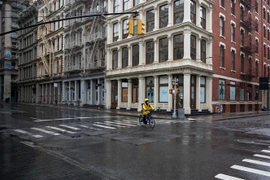 Các cửa hàng bán lẻ đóng cửa do dịch COVID-19 tại New York, Mỹ ngày 8/5/2020. (Ảnh: THX/TTXVN)