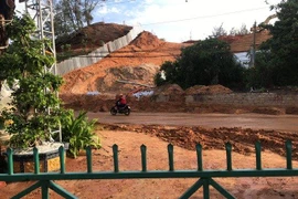 Mưa lớn gây sạt lở cát trên tuyến đường ven biển Mũi Né