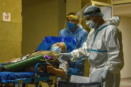 Chuyển bệnh nhân COVID-19 tại trung tâm y tế Grigor Lusavorich ở Yerevan, Armenia ngày 27/5/2020. (Ảnh: AFP/TTXVN)