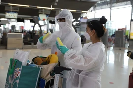 Một số công dân trang bị rất đầy đủ đồ bảo hộ. (Ảnh: Hữu Kiên/TTXVN)