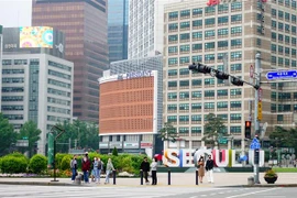 Người dân di chuyển trên đường phố tại Seoul, Hàn Quốc, ngày 10/5/2020. (Ảnh: THX/ TTXVN)