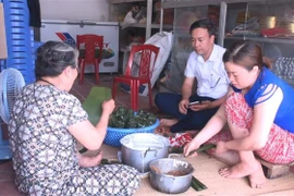 Thuộc hộ cận nghèo, chồng bệnh tật, nhưng gia đình chị Đỗ Thị Gấm, xã Xuân Lập, huyện Thọ Xuân, Thanh Hóa đã từ chối nhận tiền hỗ trợ để nhường cho những trường hợp khó khăn hơn. (Ảnh: Khiếu Tư/TTXVN)