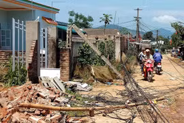 Dông lốc làm nhiều gia đình bị thiệt hại về tài sản tại Phú Thọ. (Ảnh: Trung Kiên/TTXVN)