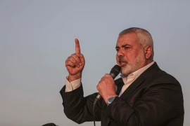 Lãnh đạo Phong trào Hồi giáo Hamas Ismail Haniyeh phát biểu khi thị sát khu vực biên giới phía Đông Dải Gaza và Israel, ngày 9/4/2018. (Ảnh: THX/TTXVN)