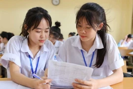 Học sinh nỗ lực ôn tập cho kỳ thi sắp tới. (Ảnh: Thanh Tùng/TTXVN)