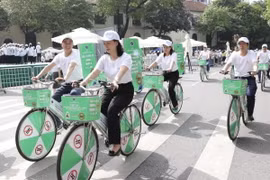Các đại biểu đạp xe hưởng ứng chiến dịch truyền thông phòng, chống tác hại thuốc lá. (Ảnh: TTXVN phát)