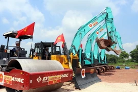 Các đơn vị thi công sẵn sàng máy móc thiết bị để triển khai dự án. (Ảnh: Thu Hằng/TTXVN)