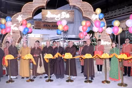 Nghi lễ cắt băng khai mạc Hội chợ. (Ảnh: Xuân Khu/TTXVN)