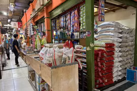 Cửa hàng bán gạo tại chợ truyền thống Santa, khu Selong, Jakarta. (Ảnh: Đỗ Quyên/Vietnam+)