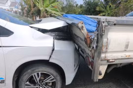 Vụ va chạm làm các xe bị hư hỏng nặng. (Ảnh Tuấn Phi/TTXVN)