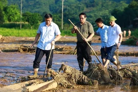 Thủ tướng Phạm Minh Chính chỉ đạo công tác tìm kiếm người bị nạn do lũ quét, sạt lở đất tại Làng Nủ. (Ảnh: Dương Giang/TTXVN)