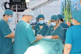 Bác sỹ Bệnh viện Nhi đồng 2 Thành phố Hồ Chí Minh thực hiện ca phẫu thuật ghép tạng trẻ em. (Ảnh: TTXVN phát)