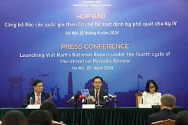Thứ trưởng Bộ Ngoại giao Đỗ Hùng Việt chủ trì họp báo. (Ảnh: Quỳnh Anh/TTXVN phát)