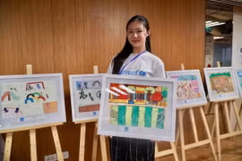 Bức tranh về chủ đề 'Sân chơi ước mơ' được trưng bày tại buổi lễ. (Ảnh: TTXVN phát)