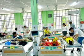 Đội ngũ y, bác sỹ thành phố Thuận An, tỉnh Bình Dương tích cực chăm sóc bệnh nhân vừa nhập viện. (Ảnh: TTXVN phát)