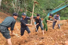 Các lực lượng chức năng khẩn trương tìm kiếm các nạn nhân đang bị vùi lấp. (Ảnh: Đức Thọ/TTXVN)