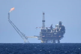 Một giàn khoan dầu ở ngoài khơi bờ biển Libya. (Ảnh: Getty Images/TTXVN)