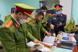 Cơ quan Cảnh sát Điều tra, Công an tỉnh Thừa Thiên-Huế khám xét nơi làm việc của hai đối tượng tại trụ sở CDC Thừa Thiên-Huế hồi tháng 2/2022. (Ảnh: TTXVN phát)