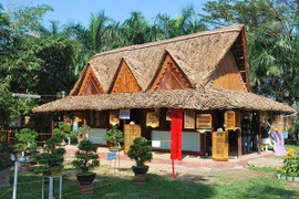 Một ngôi nhà làm từ dừa nước. (Nguồn: Báo Đắk Lắk)
