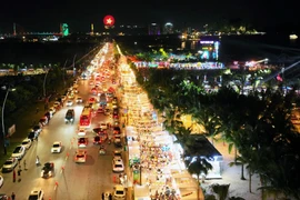 Tuyến phố nằm bên bờ vịnh Hạ Long. (Ảnh: TTXVN phát)