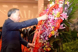 Tổng Bí thư, Chủ tịch nước Tô Lâm đặt vòng hoa tưởng niệm Chủ tịch Mao Trạch Đông. (Ảnh: Trí Dũng/TTXVN)