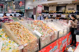 Khách hàng lựa chọn hàng tại Siêu thị AEON Long Biên. (Ảnh: Trần Việt/TTXVN)