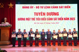 Lãnh đạo Bộ Tư lệnh Cảnh sát Biển trao bằng khen và tặng thưởng các gương mặt trẻ Cảnh sát Biển tiêu biểu và triển vọng năm 2023. (Nguồn: Quân đội Nhân dân)