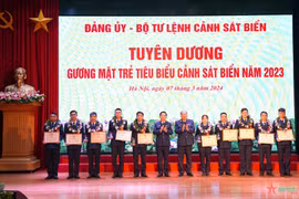 Lãnh đạo Bộ Tư lệnh Cảnh sát Biển trao bằng khen và tặng thưởng các gương mặt trẻ Cảnh sát Biển tiêu biểu và triển vọng năm 2023. (Nguồn: Quân đội Nhân dân)