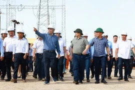 Thủ tướng Phạm Minh Chính kiểm tra tiến độ thi công Dự án Trạm biến áp 500kV Thanh Hóa tại xã Thiệu Phúc, huyện Thiệu Hóa, tỉnh Thanh Hóa. (Ảnh: Dương Giang/TTXVN)